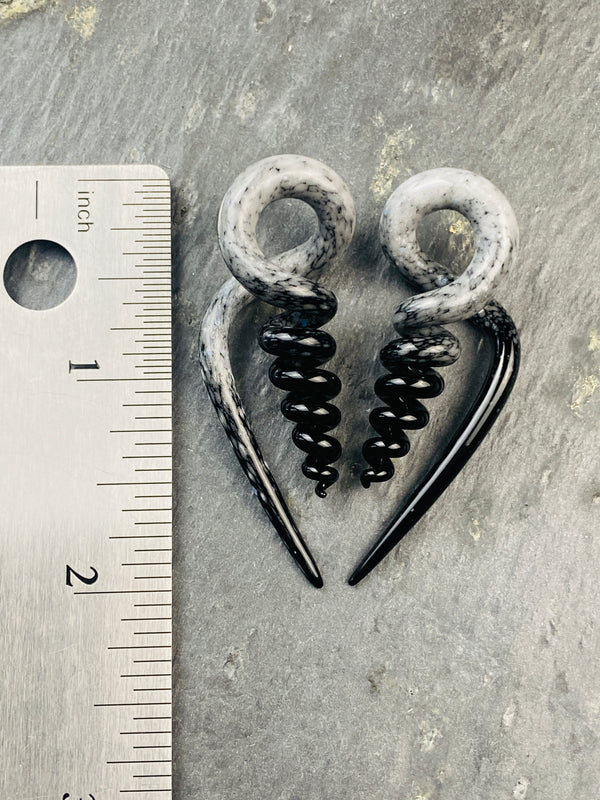 Mini Corkscrew Squids | Snow on Raven | 8G - 00G